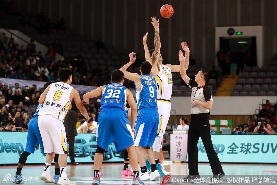 京城之夜:马布里率三外援狂砍68分,北控主场击退青岛收获连胜 马布里在青岛队多人围堵中强行突破,如同一道闪电撕开防线,眼神里满是不屈的斗志。