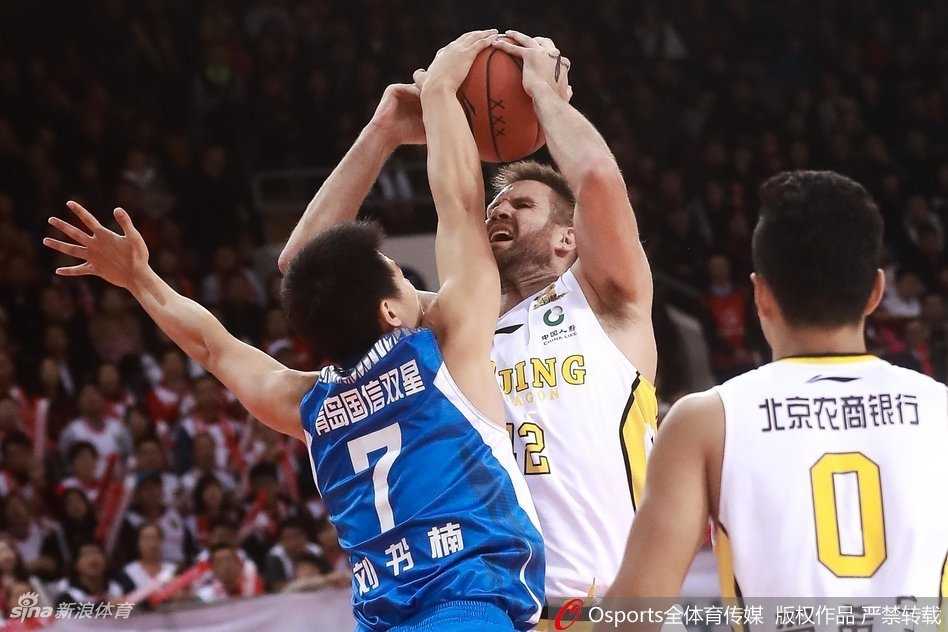 京城之夜:马布里率三外援狂砍68分,北控主场击退青岛收获连胜 阿巴斯飞身救球,整个人平贴着地板飞出边线,用一次奋不顾身的拼抢点燃了全场观众的激情。