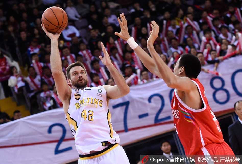 京城传奇再续写 马布里率北控胜广州止连败 阿巴斯高举双臂霸气庆祝,脸上洋溢着胜利喜悦