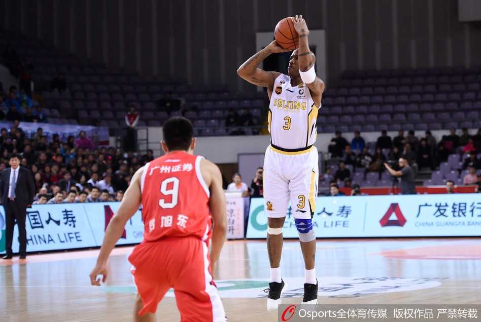 京城传奇再续写 马布里率北控胜广州止连败 马布里运球指挥交通,眼神坚毅穿透防守