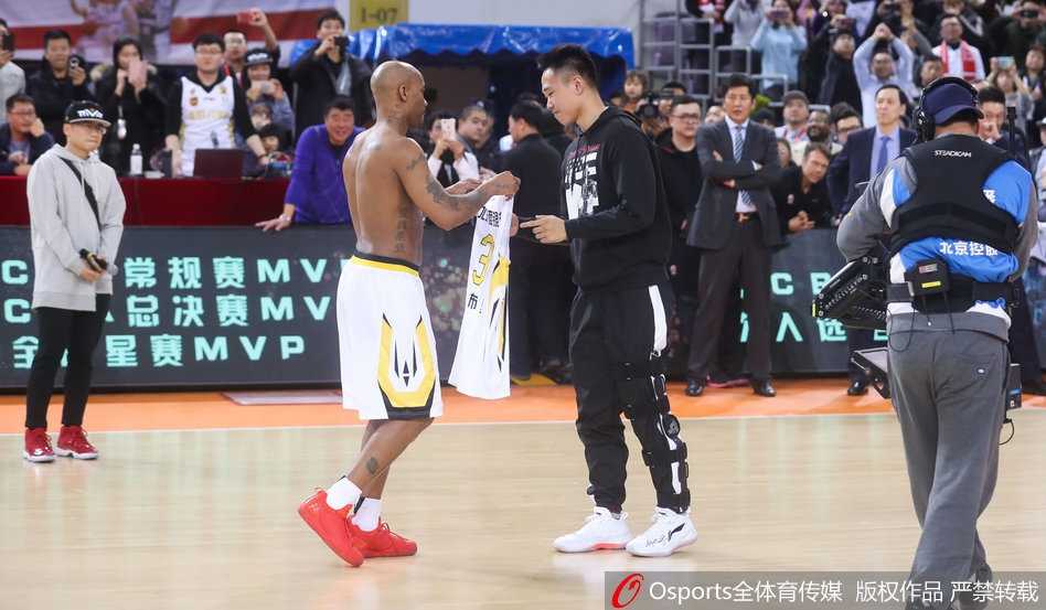 京城传奇完美谢幕 马布里泪洒奥体将三号战袍传承贺希宁 仪式结束后,马布里难掩激动的泪水,他用双手捂住脸颊试图平复心情,身边的队友和工作人员纷纷上前给予安慰和拥抱,现场气氛温馨而感人至深。