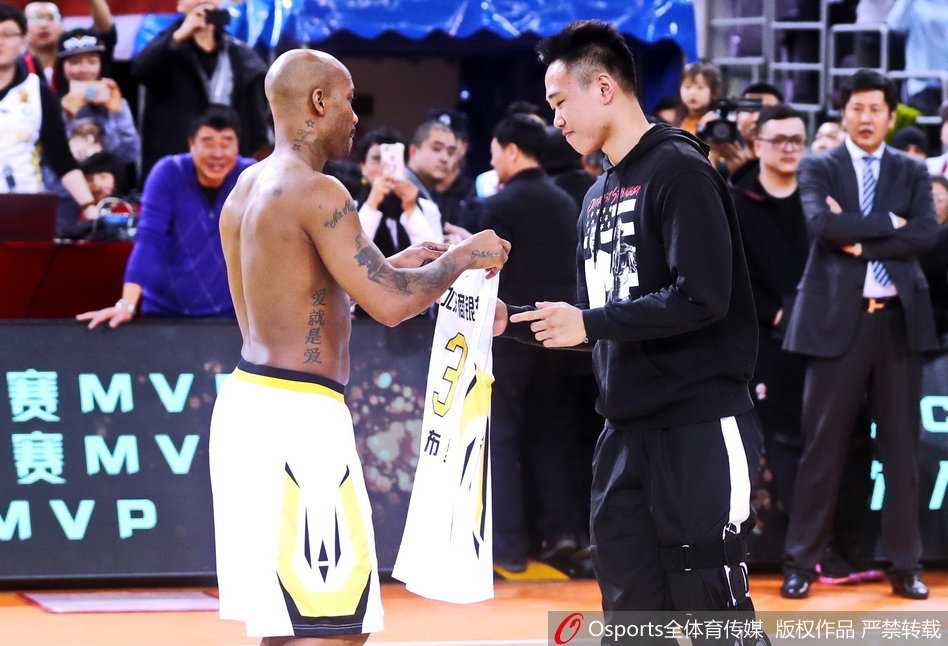 京城传奇完美谢幕 马布里泪洒奥体将三号战袍传承贺希宁 身披三号战袍的马布里在退役之夜眼含热泪,他深情地环视着座无虚席的奥体中心,向看台上无数高举着他头像的球迷挥手告别,目光中满是不舍与感激。