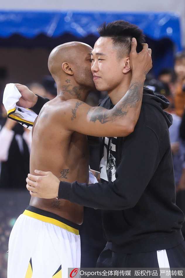 京城传奇完美谢幕 马布里泪洒奥体将三号战袍传承贺希宁 马布里身披这条毛巾,独自坐在场边凝视着远方,眼神中既有对职业生涯落幕的平静,也有对未来生活的憧憬,这一刻的定格仿佛诉说着一位传奇球员的完美谢幕。