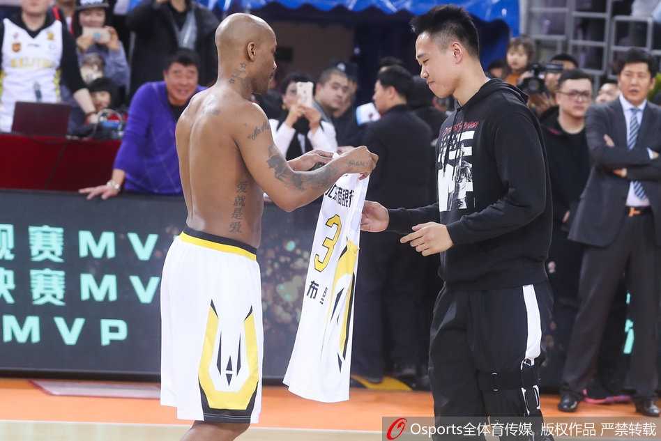 京城传奇完美谢幕 马布里泪洒奥体将三号战袍传承贺希宁 北控队的全体队员们紧紧围成一圈,将马布里高高地抛向空中,奥体中心的上空仿佛在这一刻定格,以此向这位为北京篮球带来无数荣耀的传奇巨星表达最崇高的敬意。