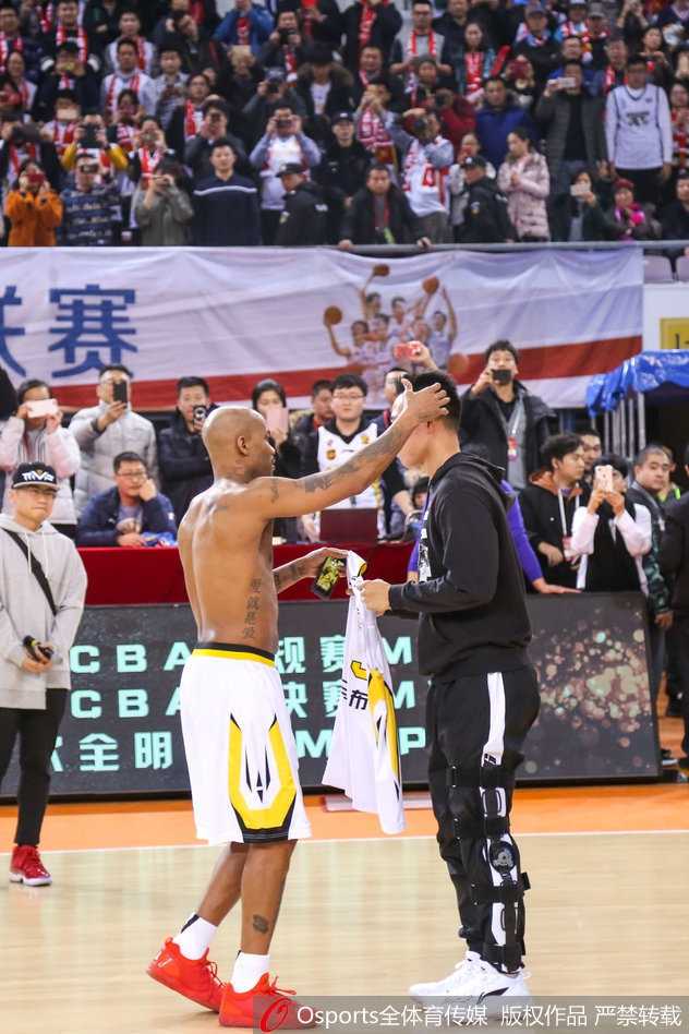 京城传奇完美谢幕 马布里泪洒奥体将三号战袍传承贺希宁 在全场球迷的注视下,马布里将北控队的3号球衣从身上脱下,郑重地递到了年轻队友贺希宁的手中,完成了这一极具象征意义的号码传承,两人的手紧紧握在一起。