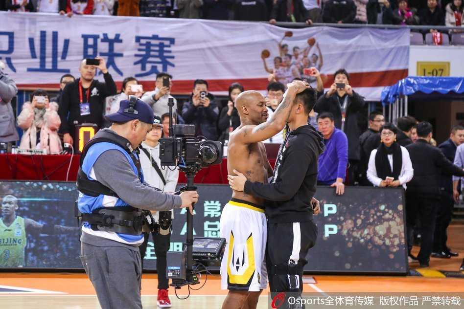 京城传奇完美谢幕 马布里泪洒奥体将三号战袍传承贺希宁 接过老马递来的3号球衣后,贺希宁紧紧拥抱这位亦师亦友的传奇外援,眼中闪烁着感动的光芒,这一刻没有言语,只有两代篮球人之间深厚的情谊与无声的嘱托。