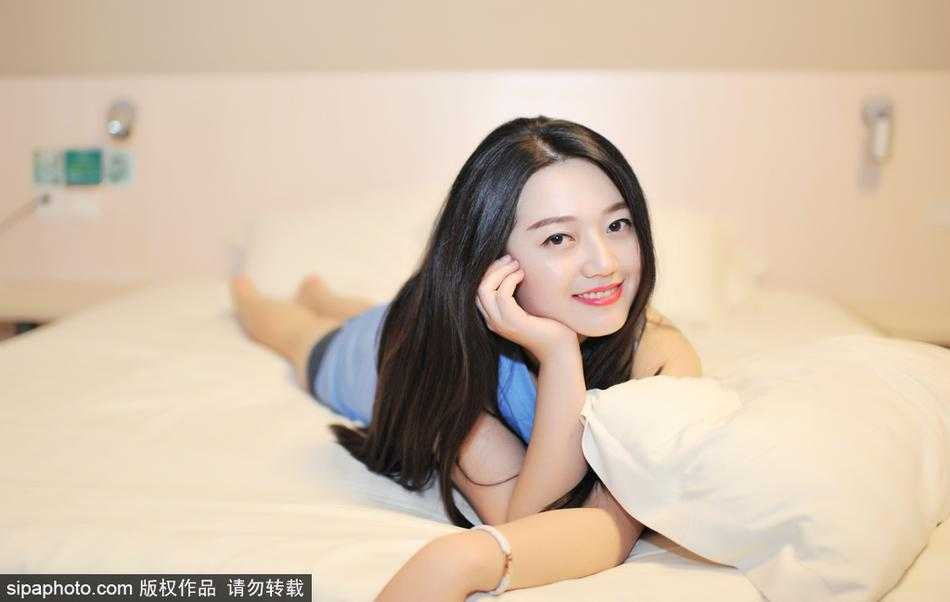 京城佳话:美女球迷火辣助阵,首钢男篮剑指荣耀之巅 在这张充满活力的照片中,美女球迷在房间内做出投篮的手势,动作舒展而自信。她身上的首钢元素与周围的运动氛围,让人仿佛听到了篮球空心入网的美妙声音。