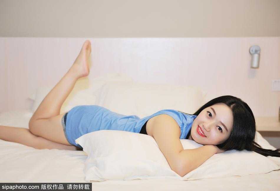 京城佳话:美女球迷火辣助阵,首钢男篮剑指荣耀之巅 女孩侧身回眸,眼神中充满笃定与期待。她身后的书桌上摆放着北京首钢队的夺冠照片,仿佛在无声地宣誓:新赛季,我们要重夺那份属于我们的荣耀。