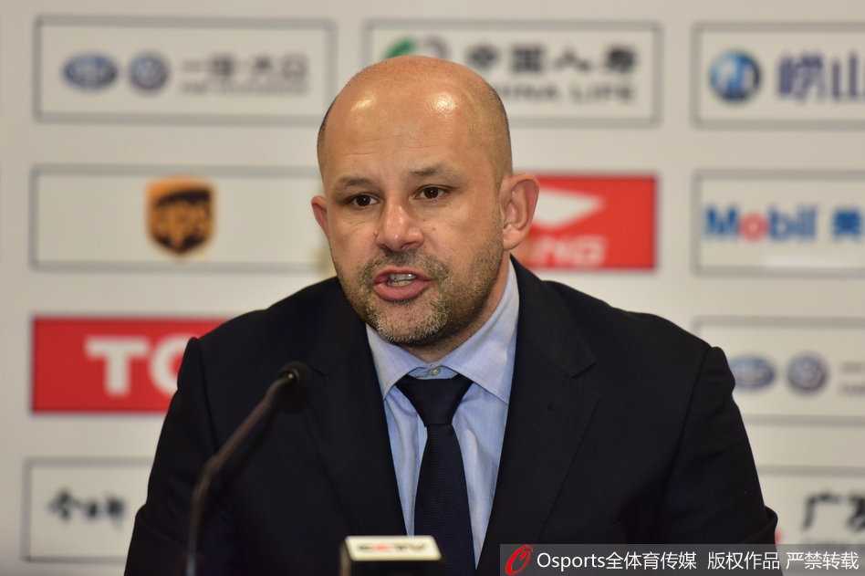 京城傲骨,方硕的坚守与传承:从录像师到北京篮球的脊梁 方硕在发布会中眉头微蹙,认真地聆听着现场记者的提问,身后的背景板印有北京首钢的标志,烘托出赛后的严肃氛围。