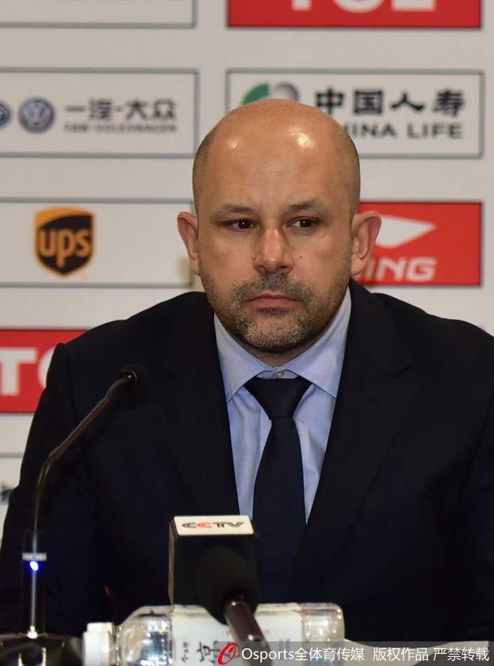 京城傲骨,方硕的坚守与传承:从录像师到北京篮球的脊梁 发布会现场,方硕面对镜头神情专注而诚恳,双手稳稳放在桌上,耐心解答记者的提问,展现出职业球员的专业素养。