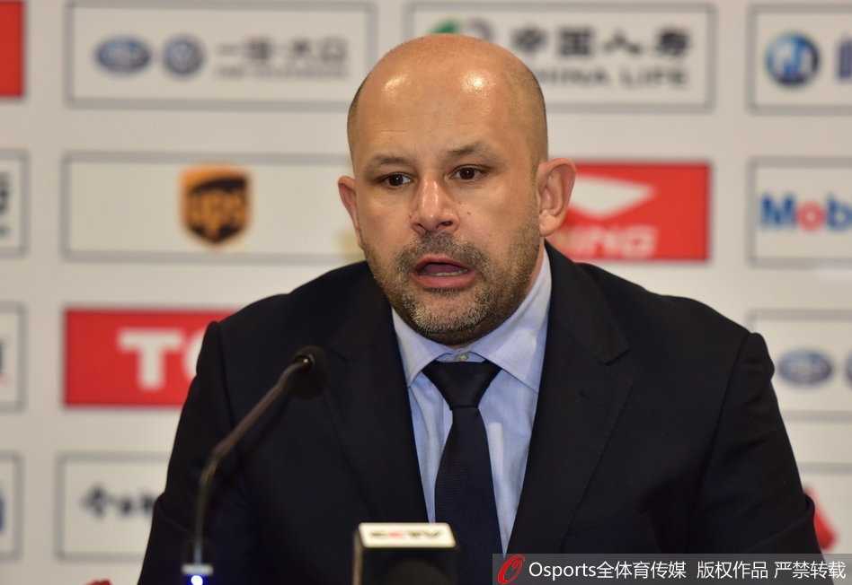 京城傲骨,方硕的坚守与传承:从录像师到北京篮球的脊梁 聚光灯下的方硕面带微笑,从容地对着话筒侃侃而谈,身后的背景虚化成温柔的光斑,凸显出他此刻的自信与成熟。