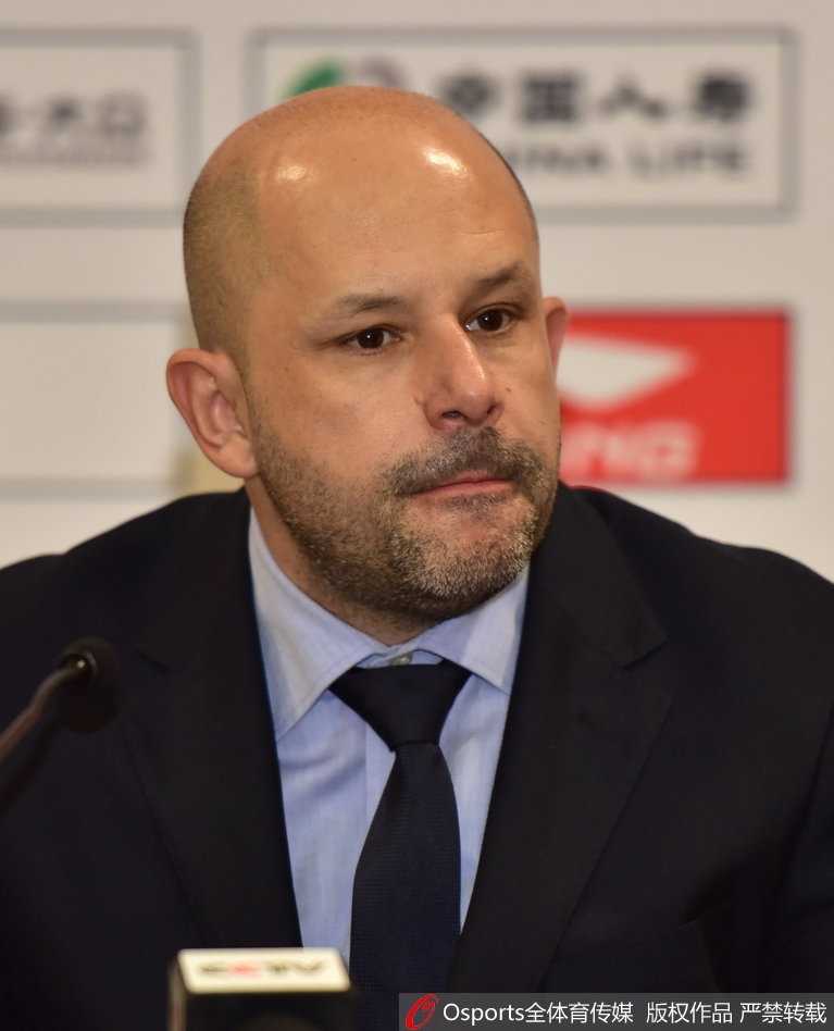 京城傲骨,方硕的坚守与传承:从录像师到北京篮球的脊梁 身披北京队训练服的方硕目光如炬,在发布会后台沉稳地整理着衣领,举手投足间尽显球队领袖的从容风范。