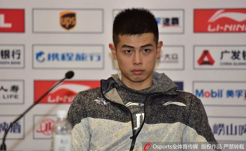 京城傲骨,方硕的坚守与传承:从录像师到北京篮球的脊梁 镜头聚焦在方硕坚毅的侧脸,他微微低头看向桌面,话筒前摆放的矿泉水瓶倒映出场馆的灯光,定格了赛后新闻发布会的瞬间。