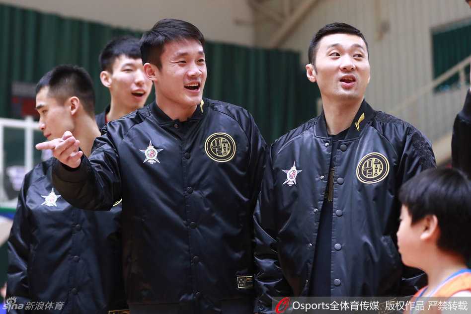 京城全明星狂欢夜,大王跳舞老马公益,丁彦雨航封王 带着口罩的马布里蹲在孩子们中间,亲切地搂着两位小球迷的肩膀合影,眼神中满是慈爱