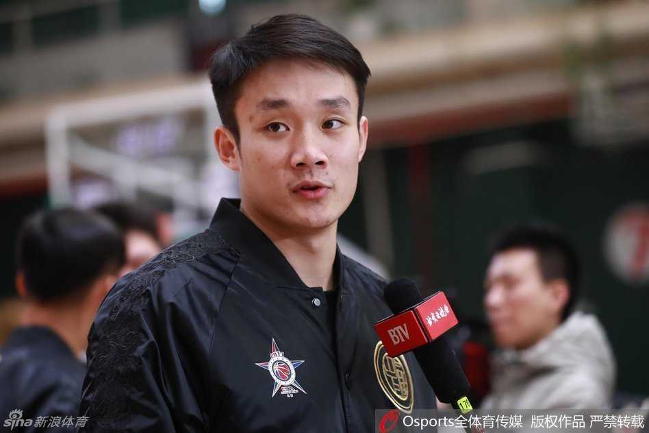 京城全明星狂欢夜,大王跳舞老马公益,丁彦雨航封王 刚刚加冕MVP的丁彦雨航在采访区认真回答记者提问,脸上洋溢着自信与谦逊的笑容