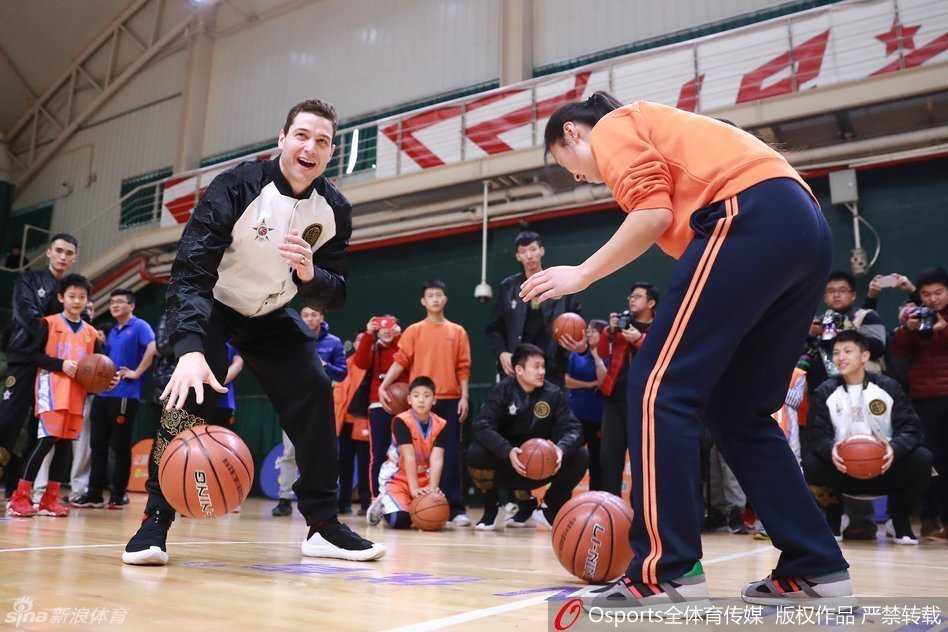 京城全明星狂欢夜,大王跳舞老马公益,丁彦雨航封王 刘炜与弗雷戴特两位老将新星同框,正在专注地为篮球训练营的小球员做标准运球动作示范