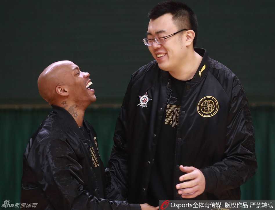 京城全明星狂欢夜,大王跳舞老马公益,丁彦雨航封王 马布里搂着韩德君的肩膀说着悄悄话,两人默契地相视大笑,展现出超越对手的兄弟情谊