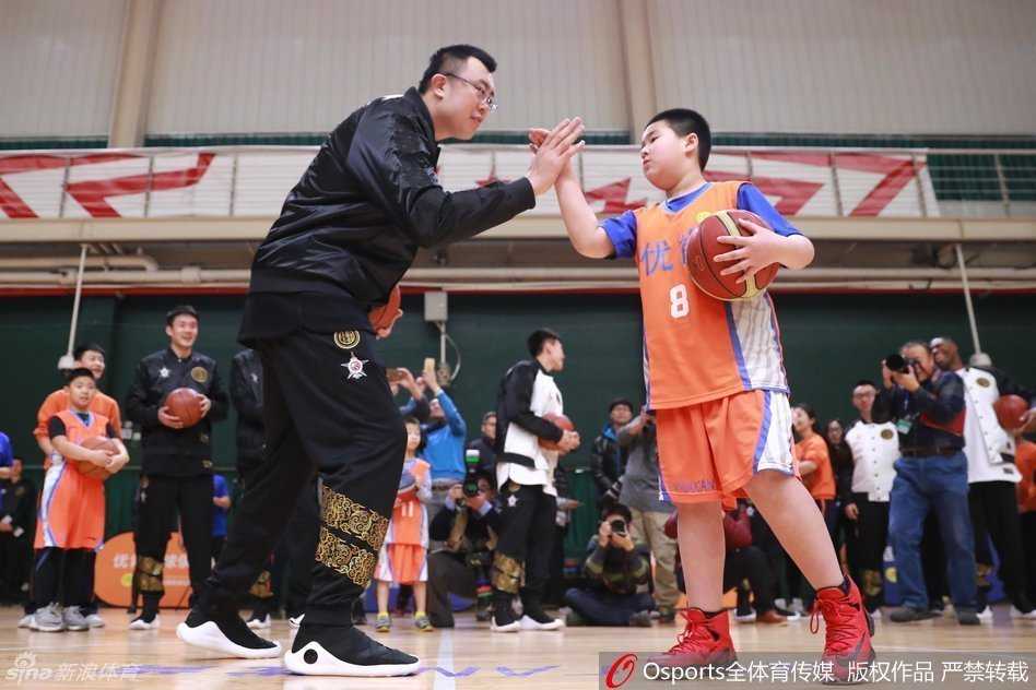 京城全明星狂欢夜,大王跳舞老马公益,丁彦雨航封王 体型庞大的韩德君弯下腰,眼神温柔地与面前矮小的篮球少年击掌,巨大的体型差透着满满的反差萌