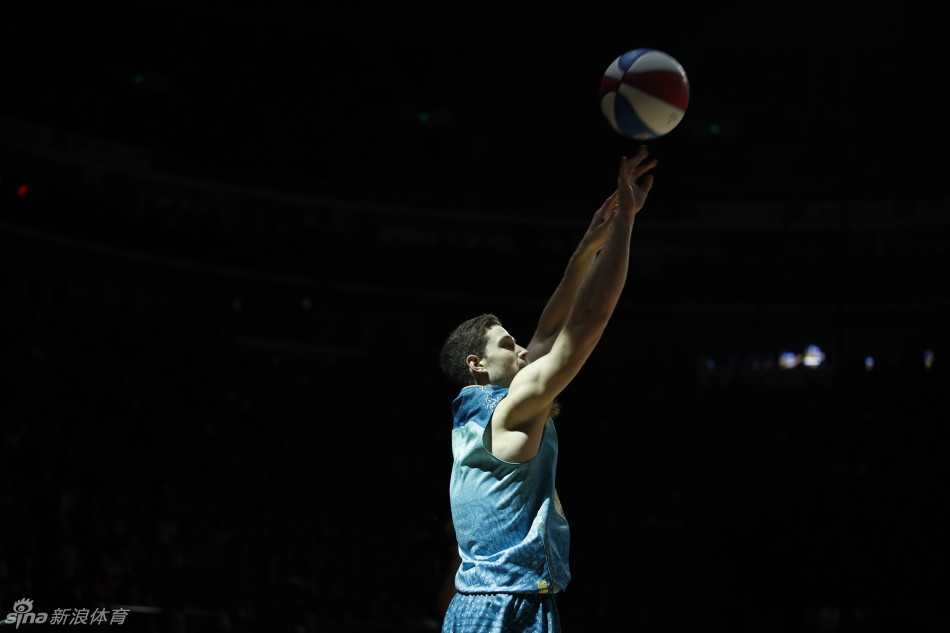 京城冬夜,群星璀璨:回顾二零一七CBA全明星周末的激情瞬间 三分远投大赛中,弗雷戴特手起刀落,皮球在空中划过一道美丽的弧线。他出手的一瞬间,指尖的触感柔和至极,整个人的神情专注得仿佛与世隔绝,篮网随即泛起清脆的水花声。