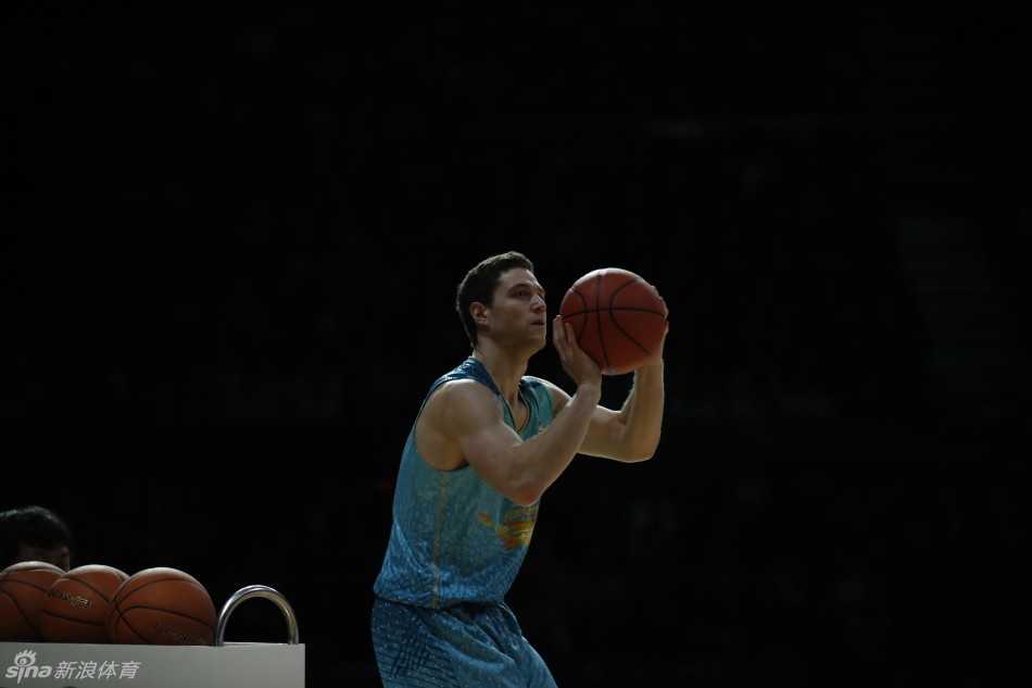 京城冬夜,群星璀璨:回顾二零一七CBA全明星周末的激情瞬间 上海队外援弗雷戴特在全明星技巧大赛中,运球穿越障碍物,他的眼神专注而犀利,仿佛在审视着篮筐与地板上的每一个细节,姿势极其飘逸,如同球场上的独行侠。