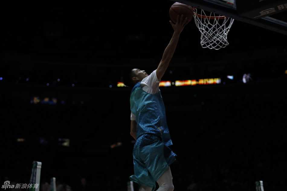 京城冬夜,群星璀璨:回顾二零一七CBA全明星周末的激情瞬间 扣篮大赛中,一名球员试图完成极具观赏性的胯下换手扣篮。他在空中滞空的一瞬,左手迅速将球从胯下交到右手,随后狠狠地砸进篮筐,这一高难度动作赢得了满堂彩。