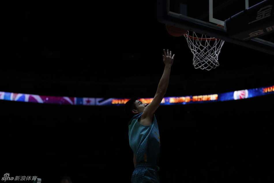 京城冬夜,群星璀璨:回顾二零一七CBA全明星周末的激情瞬间 在全明星正赛中,南区明星队的弗雷戴特寻觅到快攻机会,持球直杀篮下。他高高跃起,以一记势大力沉的单手劈扣完成终结,这记暴扣瞬间点燃了全场观众的激情,证明了‘寂寞大神’绝非只会投篮。