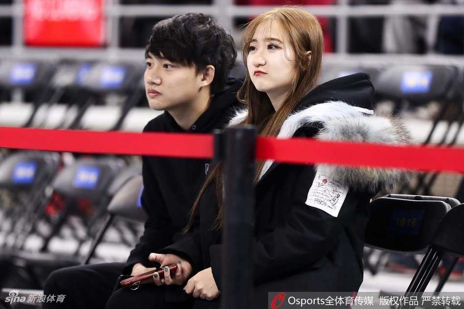 京城冬日的一抹暖色:五棵松美女球迷点燃赛场激情 比赛间隙,一名戴着可爱毛线帽的女孩低头查看手机,或许是在和无法到场的闺蜜分享现场的喜悦,又或是记录下汉密尔顿刚刚那记石破天惊的扣篮瞬间。