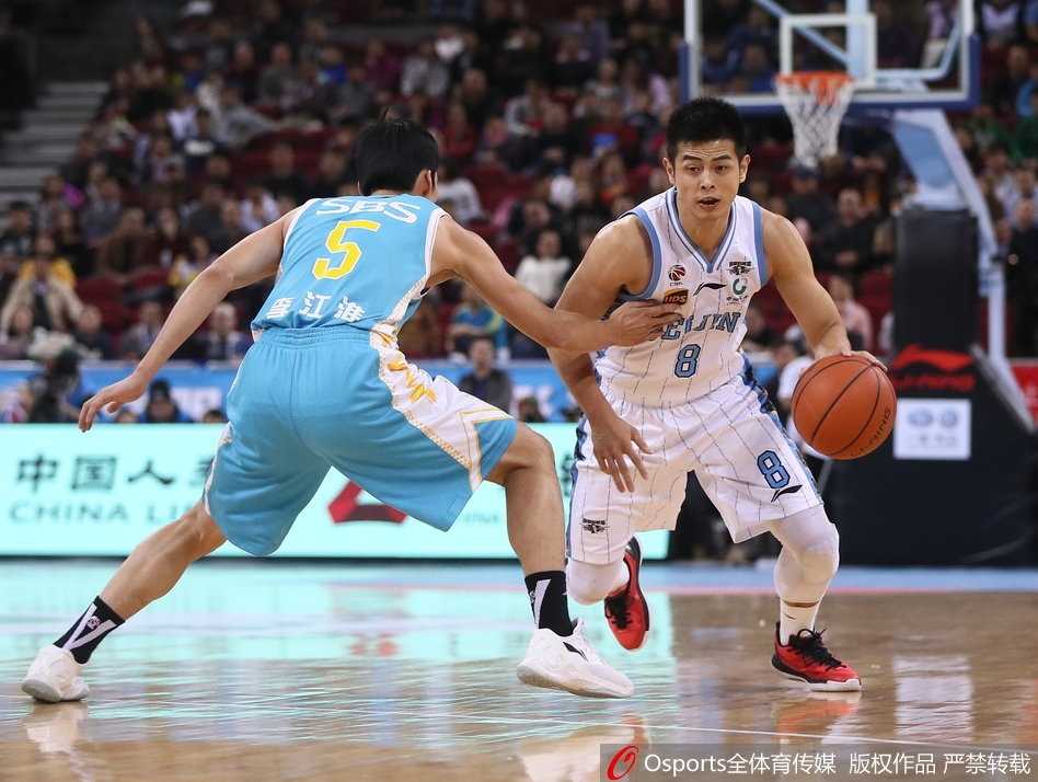 京城决斗:首钢众将击沉福建快船,双子星闪耀五棵松 在福建队的一次快攻中,杰克逊死死卡住位置,翟晓川从斜刺里杀出,如同大鹏展翅一般,用一记结结实实的大帽将福建球员的上篮扇出界外,五棵松体育馆瞬间爆发出震耳欲聋的欢呼声