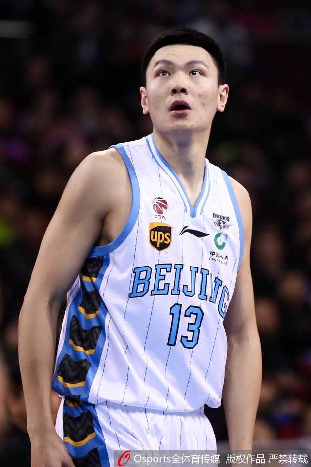 京城决斗:首钢众将击沉福建快船,双子星闪耀五棵松 终场哨响,比分定格在117-110,朱彦西高举双臂握拳怒吼,与队友翟晓川激情撞胸庆祝,身后的记分牌和漫天欢呼的球迷,共同定格了这个属于北京队的荣耀夜晚