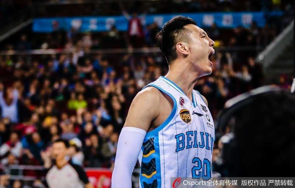 京城决斗:首钢众将击沉福建快船,双子星闪耀五棵松 五棵松体育馆内灯火通明,北京队汉密尔顿迎着福建外援哈里斯的封盖,强行将球送入篮筐的瞬间,肌肉碰撞的火花仿佛要溢出屏幕