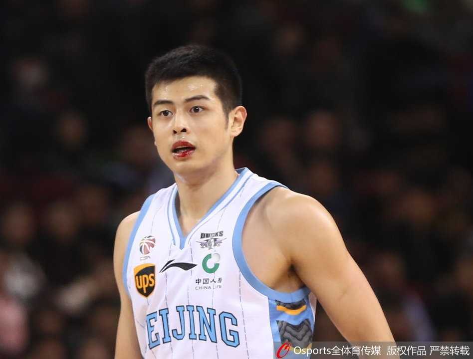 京城决斗:首钢众将击沉福建快船,双子星闪耀五棵松 北京外援杰克逊如鬼魅般穿梭于福建队的防线之中,他送出一记隐蔽的击地背传,皮球穿越三名防守球员,精准地找到了跟进的汉密尔顿,后者轻松完成双手灌篮