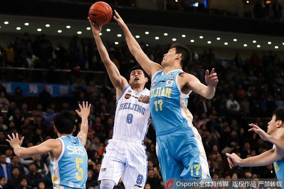 京城决斗:首钢众将击沉福建快船,双子星闪耀五棵松 翟晓川如出鞘利剑,晃过防守人后直杀篮下,面对补防的福建中锋孙喆,在空中对抗后失去平衡,依然用一记高难度上篮将球打进,眼神中充满杀气