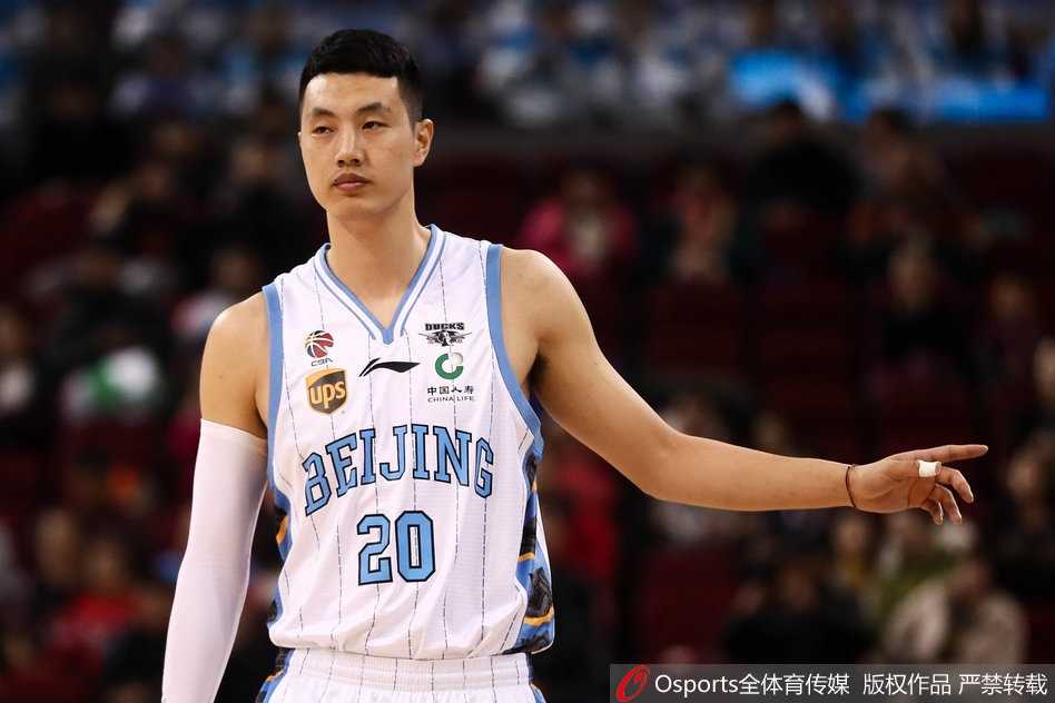 京城决斗:首钢众将击沉福建快船,双子星闪耀五棵松 末节关键时刻,福建队史密斯强行突破,翟晓川高高跃起试图封盖,两人在空中发生剧烈身体接触,翟晓川失衡后重重摔在地板上,手臂砸在地面瞬间尘土飞扬,表情痛苦