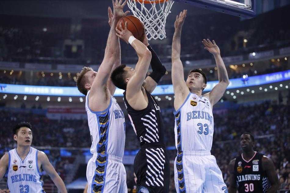 凯迪拉克中心灯光璀璨，京辽大战一触即发，看台被热情的球迷填满