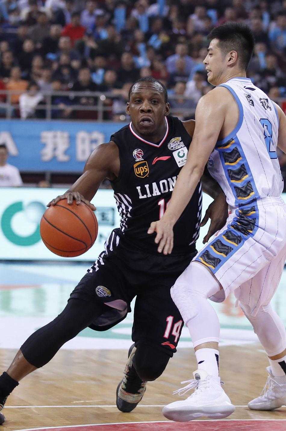 北京队方硕在辽宁队郭艾伦的紧逼防守下运球突破，肌肉碰撞清晰可见