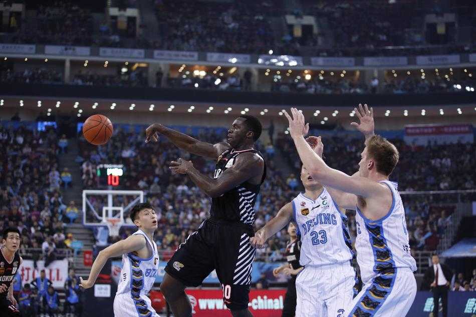 北京队主教练雅尼斯在场边激动指挥，手势夸张，试图唤起队员的斗志