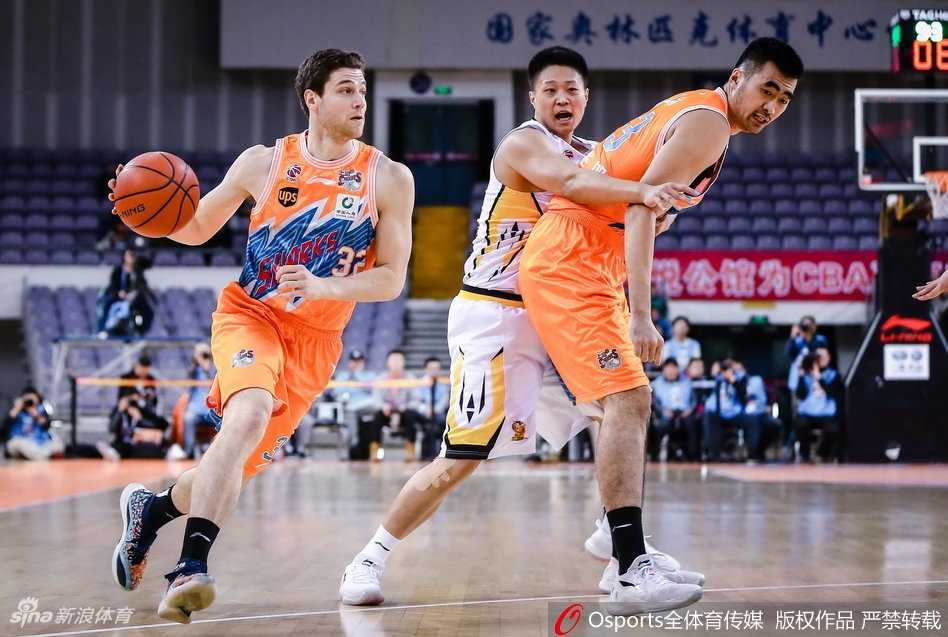 比赛开场哨响，北控男篮球员与上海男篮球员在中圈跳球，双方眼神充满斗志，大战一触即发。