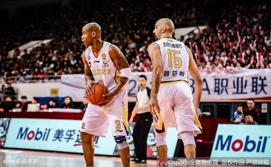 上半场手感冰凉的弗雷戴特面露无奈，他持球面对北控球员的贴身紧防，试图寻找突破的缝隙，但篮圈仿佛加了盖子。