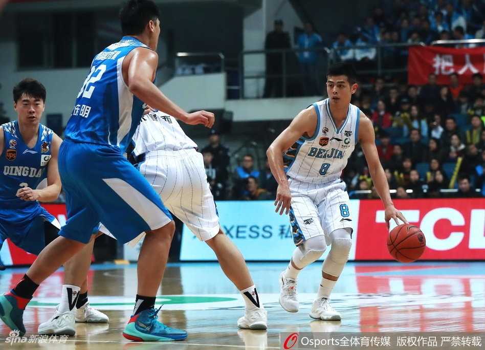 翟晓川高高跃起与对方球员拼抢篮板球，肌肉的碰撞和专注的神情体现了比赛的激烈