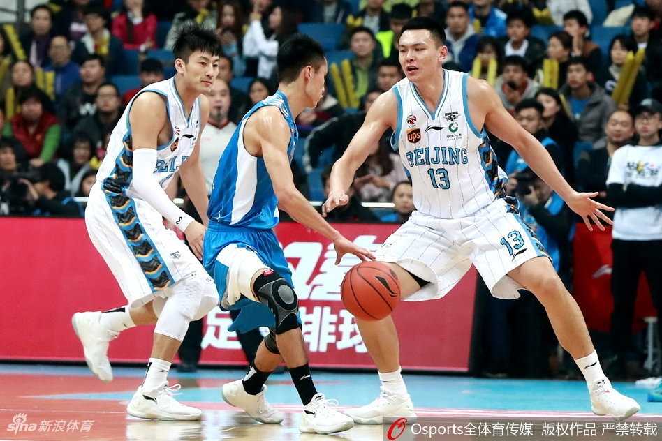 青岛队外援吉布森面对封盖强行出手三分，皮球划过一道高弧线飞向篮筐