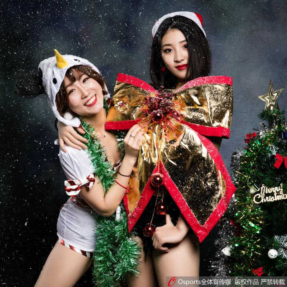 京城圣诞夜的冰雪热舞 篮球宝贝定格冬日活力瞬间 篮球宝贝手持点缀着金色铃铛的雪花道具,对着镜头俏皮地互动,眼神灵动闪烁,充满了青春的感染力。