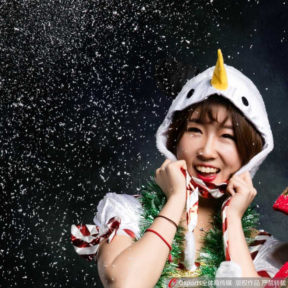 京城圣诞夜的冰雪热舞 篮球宝贝定格冬日活力瞬间 一位篮球宝贝摆出充满力量感的舞蹈定格姿势,身体后仰,手臂伸展,紧身运动服下显出流畅的肌肉线条,眼神坚定自信。