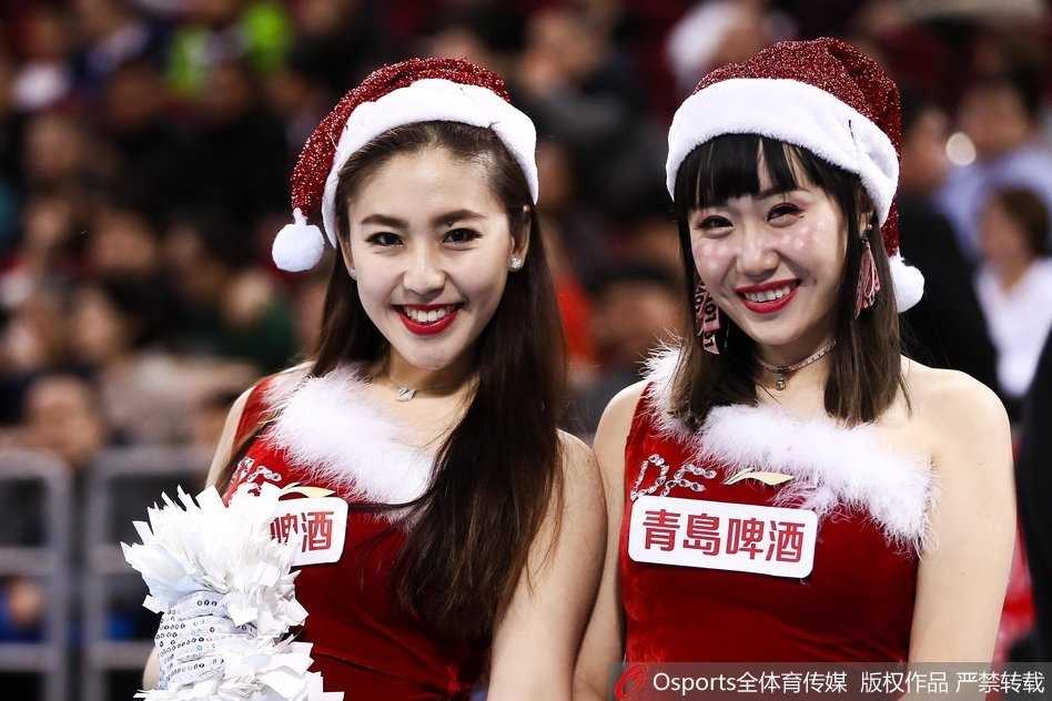 京城圣诞夜的红色热浪:北京首钢篮球宝贝冬日特别表演 随着劲爆的音乐响起,宝贝们瞬间爆发出专业的舞蹈能量,修长的身姿与整齐划一的动作,在红色灯光的映衬下,展现出力与美的完美结合。