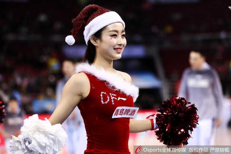 京城圣诞夜的红色热浪:北京首钢篮球宝贝冬日特别表演 冬夜里的精灵,北京首钢篮球宝贝们身着红白相间的圣诞短裙,在球场中央翩翩起舞,她们飞扬的马尾辫和灿烂的笑容,仿佛是给球迷最好的圣诞礼物。