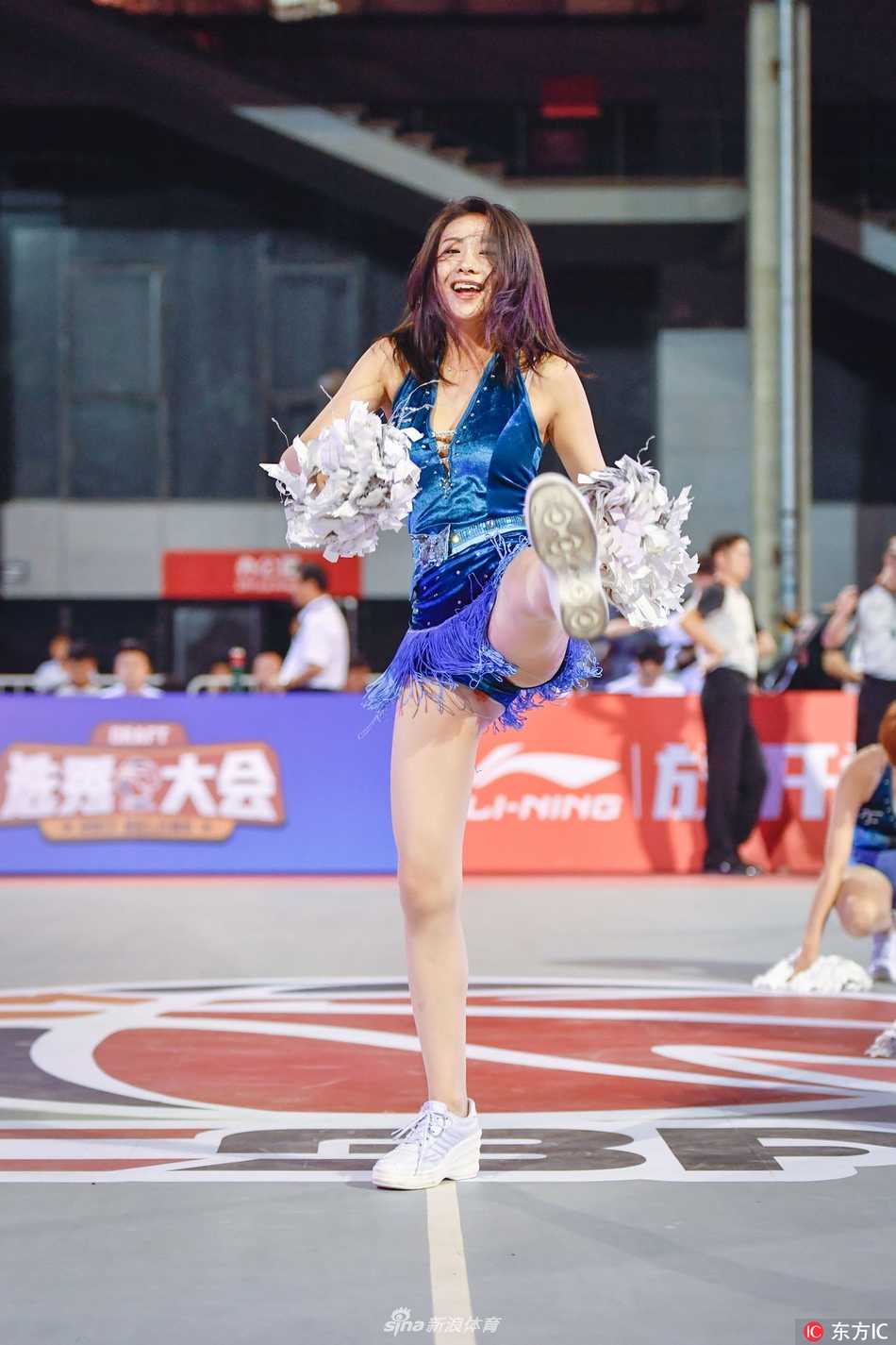 篮球宝贝们手持金色花球，随着动感音乐跃动，绽放出比夏日阳光还要灿烂的笑容