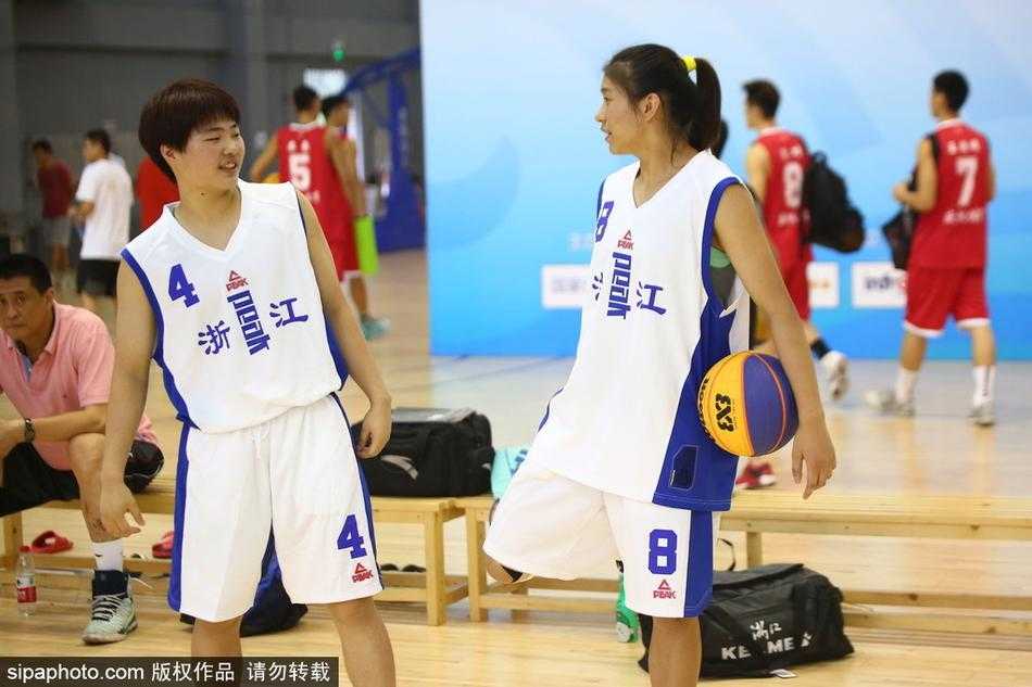 京城夏日燃情三人篮球 全运新篇见证奥运梦想 山东女队夺冠瞬间,几名队员紧紧相拥,汗水与喜悦的泪水交织在一起,背后的巨大比分牌定格在18比17的荣耀时刻。