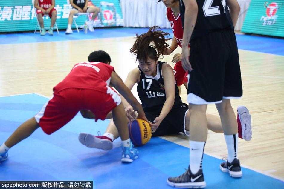 京城夏日燃情三人篮球 全运新篇见证奥运梦想 拥有CBA经历的扣篮王高高跃起,试图完成一次势大力沉的双手灌篮,防守球员虽全力起跳封盖却仍显无力,动感瞬间被定格。