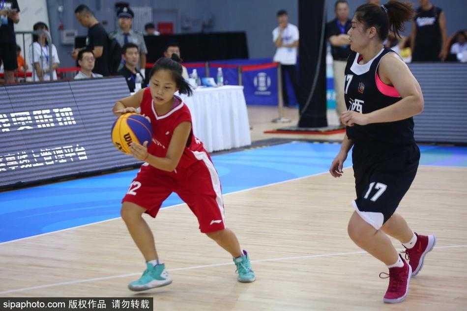 京城夏日燃情三人篮球 全运新篇见证奥运梦想 赛场上,两队球员正进行激烈拼抢,持球少年眼神坚毅穿越防守,背景里全运会旗帜与闪耀灯光交织成独特风景。