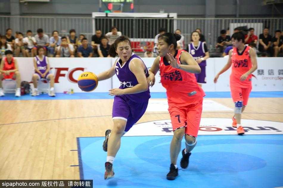 京城夏日燃情三人篮球 全运新篇见证奥运梦想 北京通州运河体育中心外,全运会三人篮球赛的巨幅旗帜迎风招展,湛蓝天空下涌动着青春的篮球热浪。