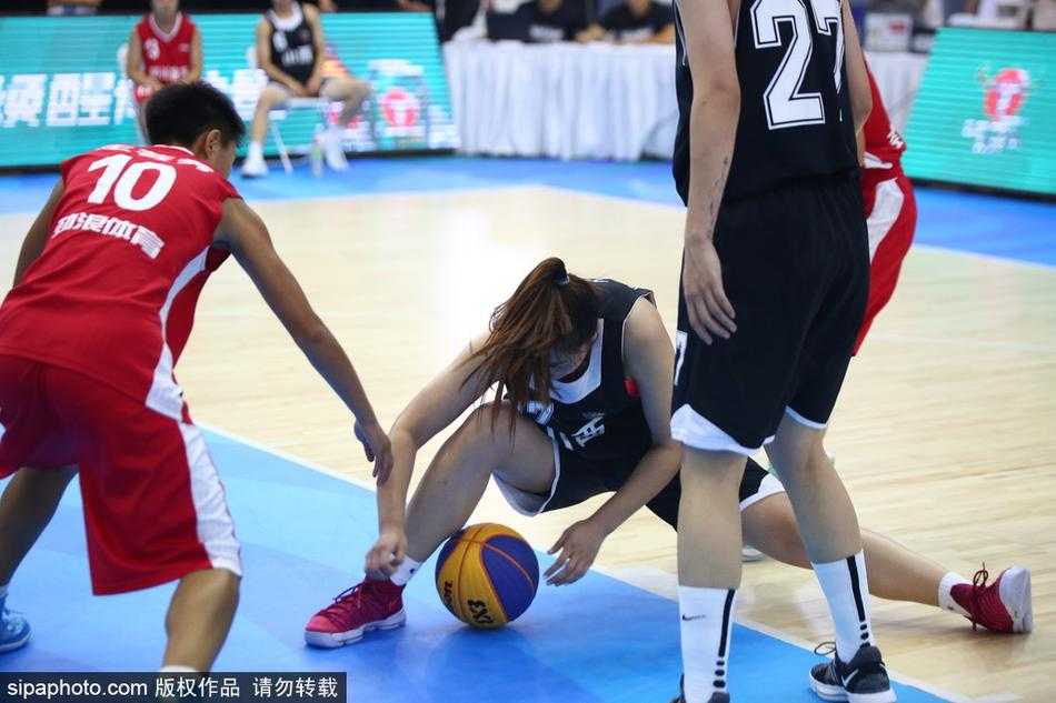 京城夏日燃情三人篮球 全运新篇见证奥运梦想 场边的计分牌显示着焦灼的比分,一名球员在队友掩护下干拔跳投,篮球在空中划出优美弧线,瞬间引爆全场目光。